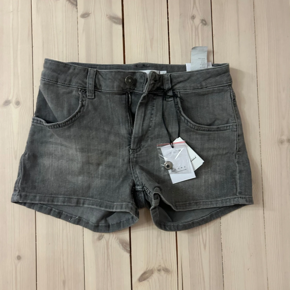 Grå lågmidjade jeansshorts Subdued