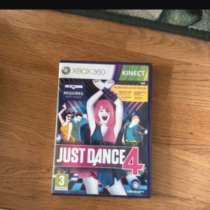 Just Dance 4 - Just Dance 4 till Xbox 360 är det ultimata dansspelet för dig som vill ha kul med vänner och röra på dig till över 40 hitlåtar. Perfekt för fester och att utmana kompisarna i dans! Kräver Kinect-sensor.