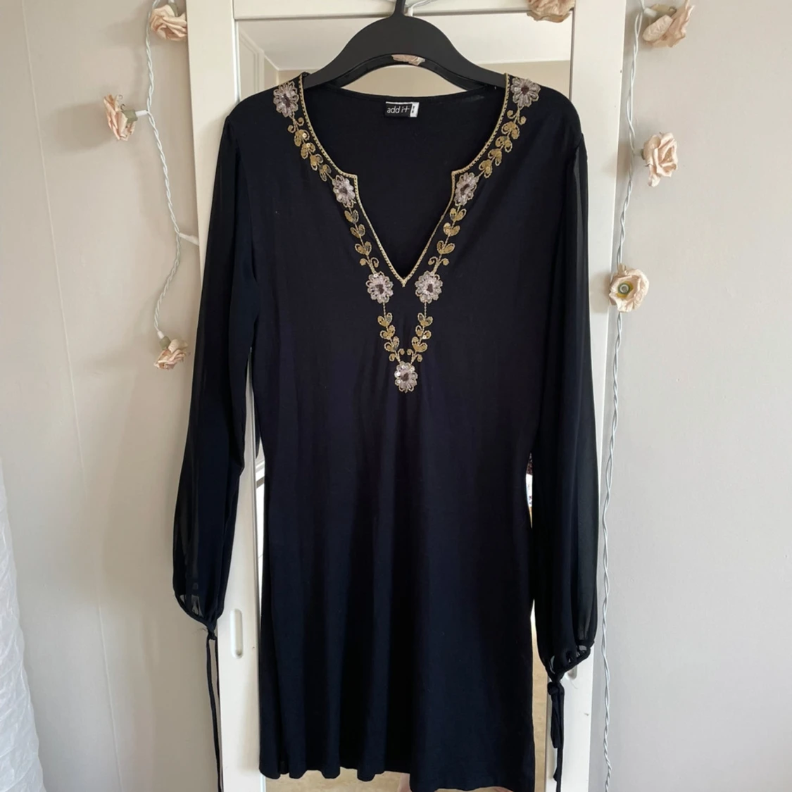 Svart blus med broderi från Add it - 3