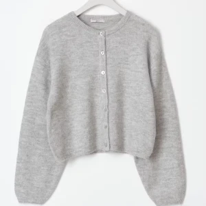 Grå kofta  - Jätte snygg grå stickad kofta från Gina, andvänd fåtal gånger så den är i super bra skick!