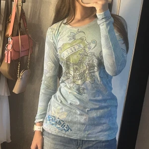 Ed Hardy långärmad blå tröja - Säljer en Ed Hardy långärmad tröja i superfint skick! Tröjan har Ed Hardy-logga både fram och bak. Storlek L men sitter som en S, knappt använd! 
