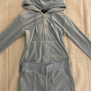 Juicy Couture mjukisbyxor blå & beige& grön - Säljer nu 3 Par Juicy Couture Dressar med färgarna: BabyBlå byxa och kofta, Beige byxa och kofta och ett par gröna mjukis endast byxa!  Baby Blå kofta&byxa strl:Xs men passar S Beige kofta strl: S Beige byxa strl: Xs men passar S Grön byxa strl:Xs men passar S  Tänkt pris 1000kr st säljer jag kompletta dressarna för pris kan diskuteras någon hundring och mjukisarna 500kr