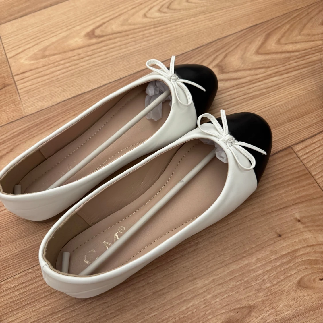 Svartvita ballerinaskor