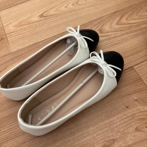 Svartvita ballerinaskor - Knappt använda, säljer då de ej passar. 