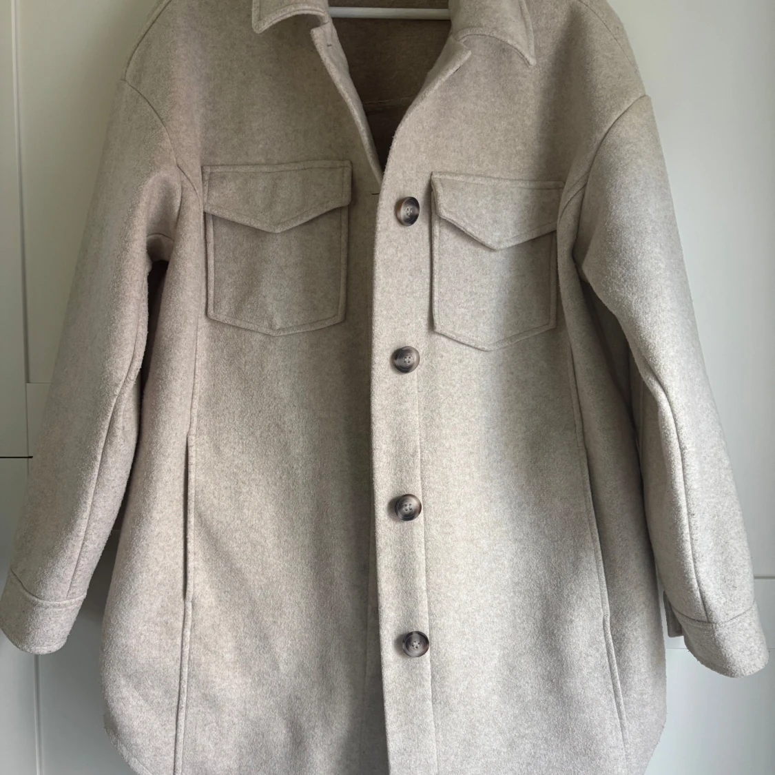 Beige overshirt från Vero Moda - 2