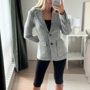 Helt ny blazer / kavaj - Helt ny blazer / kavaj säljes oanvänd då den tyvärr var för stor för mig, passar storlek S | Otroligt fint material och lite glitter i sig, så trendig och perfekt för höstsäsongen 😍 Köparen står för frakt, paketpris vid köp av flera plagg