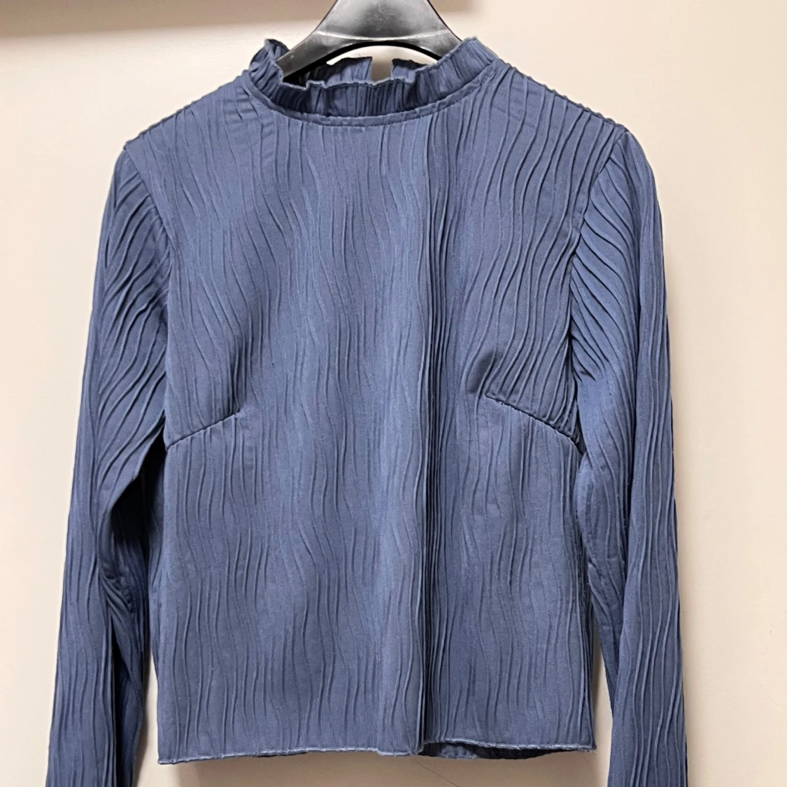 Blå ribbad långärmad topp från Dazy