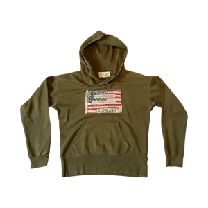 Ralph Lauren Hoodie - Säljer denna eftertraktade RL hoodie med USA flagga då den inte satt så bra på mig. Den har några år på nacken men finns fortfarande mycket liv kvar in den! Några småhål på vissa ställen som absolut inte märks vid användning, samt små märken i resoren som är från att jag torkat hoodien över en stol. Detta borde gå bort efter en tvätt och strykning. Längd fr axel: 62cm, armlängd fr axel: 59cm och bröstvidd 57cm. Har du några frågor så är det bara att höra av sig😊