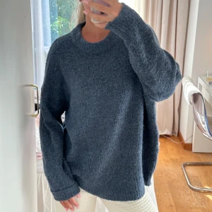 Mörkblå stickad oversized tröja - En supermysig mörkblå stickad tröja med oversized passform och långa ärmar💕