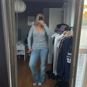 Grå ribbad v-ringad tröja  - Säljer en grå ribbad långärmad tröja från Shein i storlek S. Tröjan har en snygg v-ringning och figurnära passform som framhäver siluetten. 