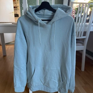 Ljusblå hoodie  - Köpt från pier one, storlek S, sitter större. 