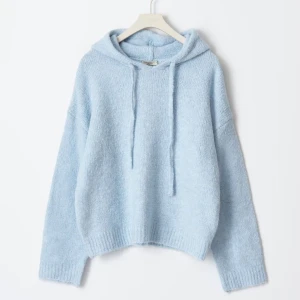 Ljusblå stickad tröja från Gina Tricot - Supermysig ljusblå stickad hoodie från Gina Tricot i storlek XS. Tröjan har huva med snörning, lång ärm och loose passform. Perfekt för chill dagar och när du vill ha något extra mjukt och fluffigt på dig. Har ingen användning för den så tar bara plats i garderoben 