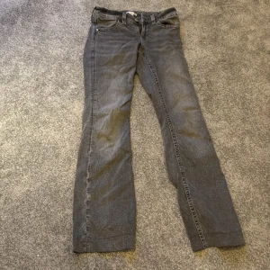 Grå bootcut jeans - Snygga till höstoutfitsen! Bra material och passar xs, s 