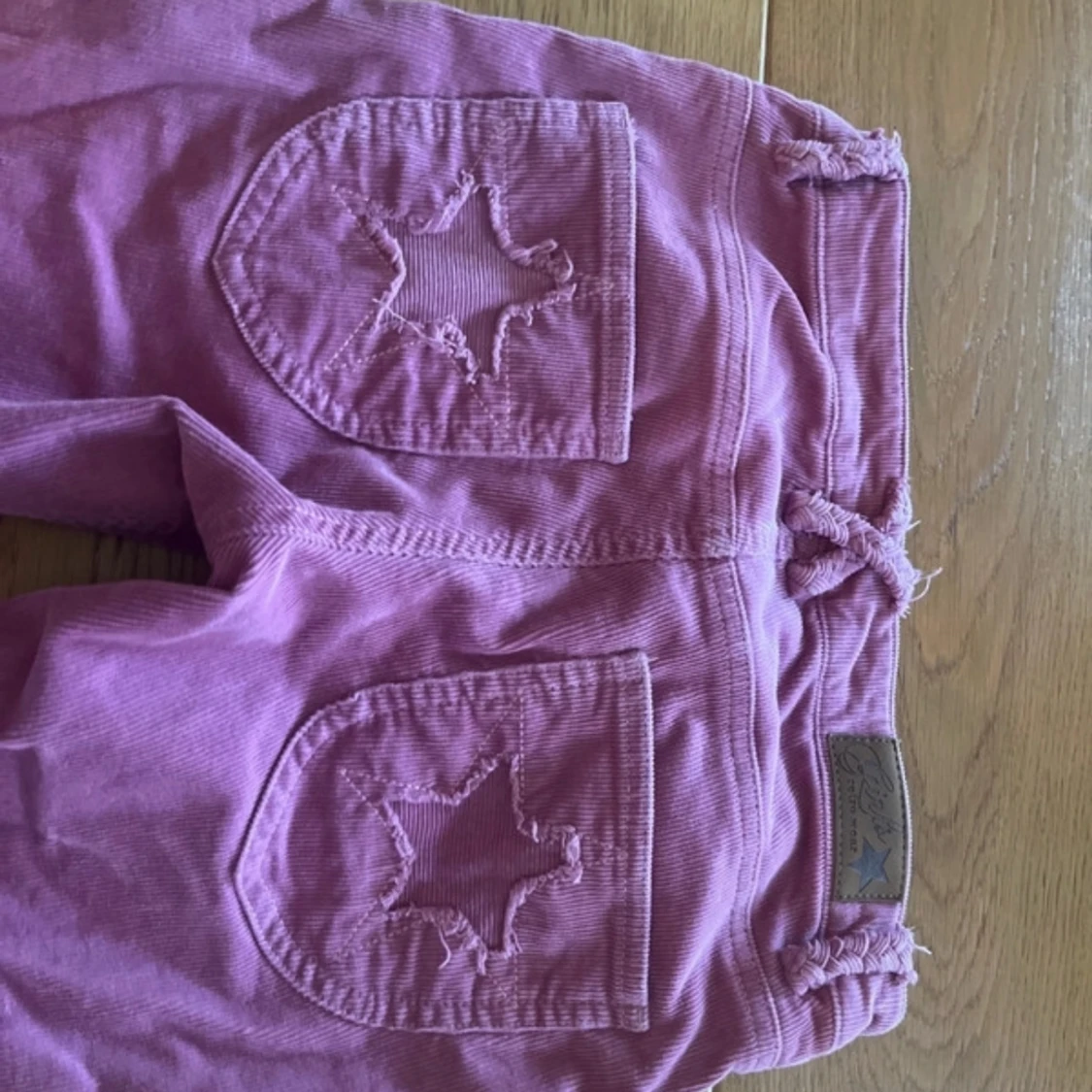 Rosa manchesterbyxor med stjärndetalj - 2