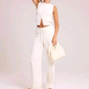 Krämvita mjukisbyxor med snörning - Säljer ett par fräscha krämvita mjukisbyxor Materialet är mjukt och skönt, och midjan kan man ha hög,medel och låg, passar mig som är 171, storlek S