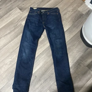 Levi's 501 mörkblå jeans straight fit - Säljer ett par klassiska Levi's 501 jeans 