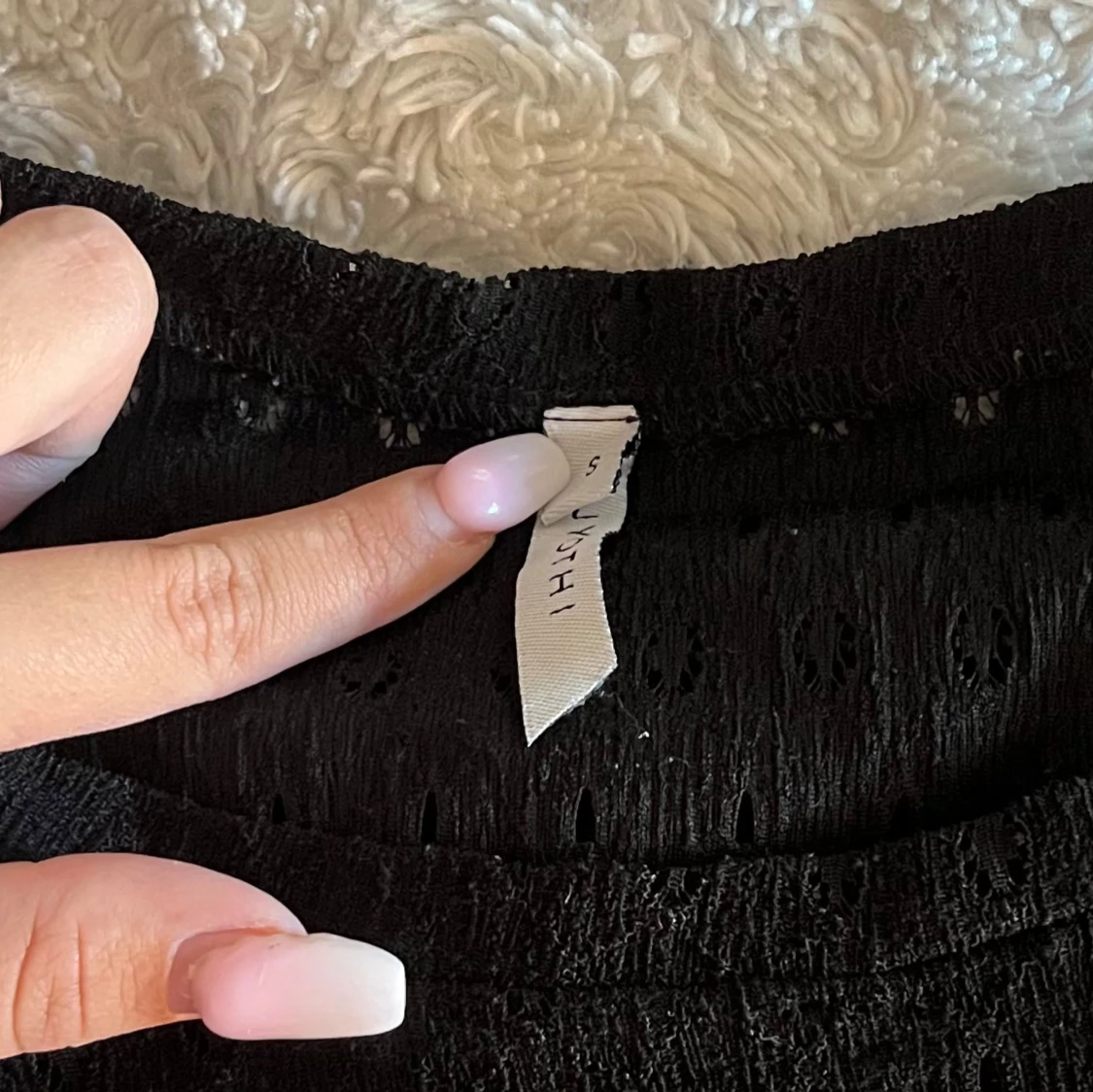 Svart blus från Jyothi med hålmönster - 1