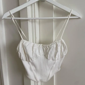 Topp/korsett topp från Zara - En vit kortare topp/korsett topp från Zara