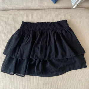 Volangkjol - Volangkjol med diskret prickigt mönster