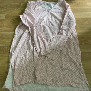 Nattlinne - Nattlinne från CELLBES. Nypris 299kr. Köparen står för frakten. Pris kan diskuteras vid snabb affär.