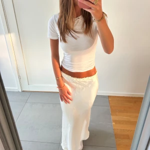Satinkjol - Säljer denna superfina långa kjol i satin från Zara❤️ köpt för 500 kr men aldrig använd, säljer för endast 349!🥰 storlek xs