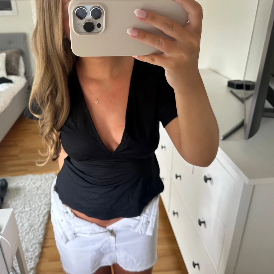 Svart omlottopp med v-ringning