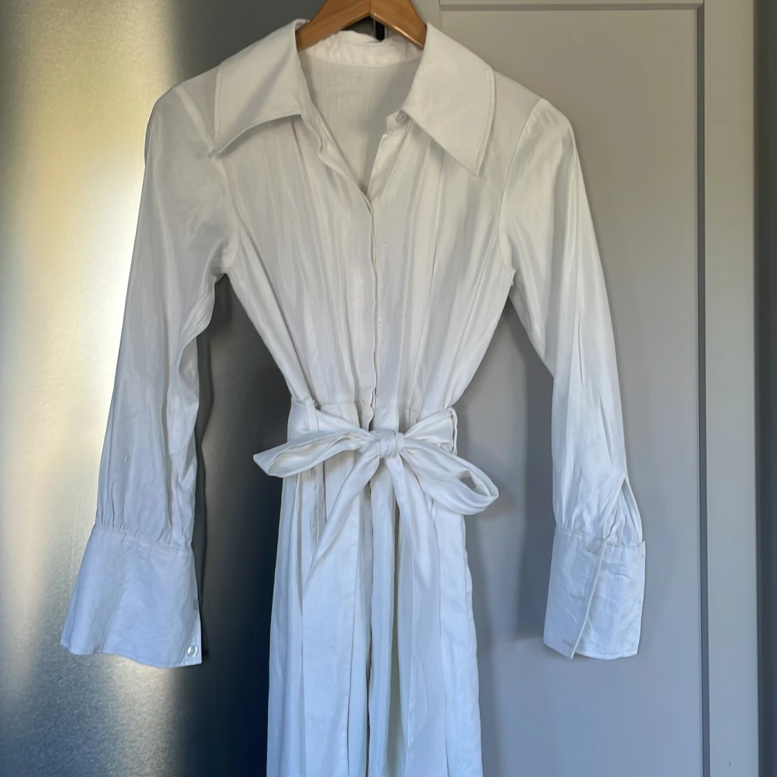 Vit långklänning med knyt i midjan - 1