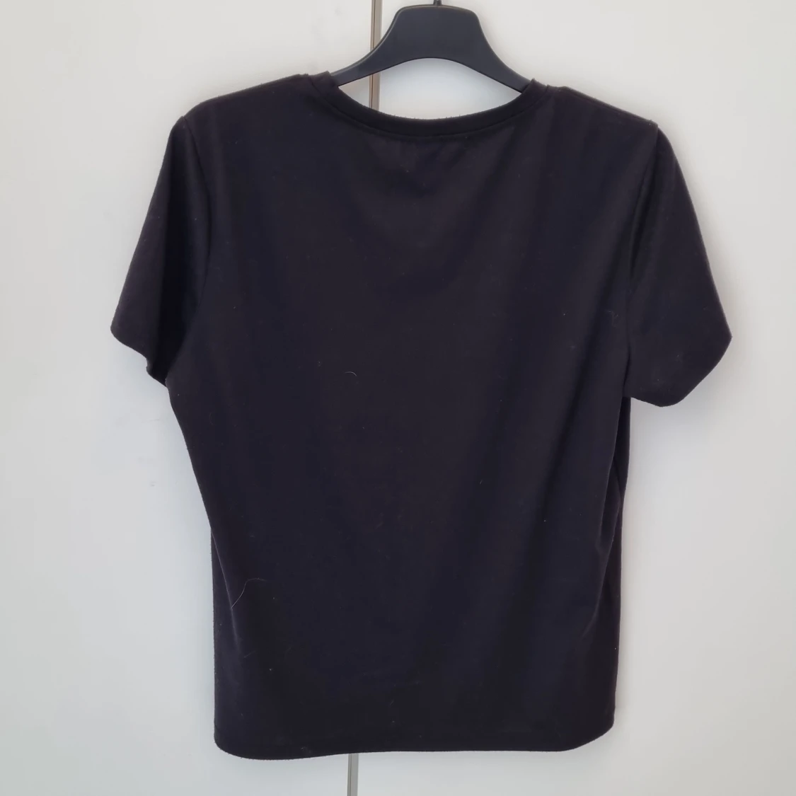 Svart t-shirt med happy-tryck  - 1