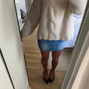 Blå jeanskjol från Kosi - Säljer en snygg blå jeanskjol från Kosi. Kjolen är kort och med låg midja. Storlek Xs, inga defekter