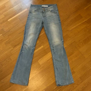 Bootcut jeans i ljusblå denim från Bershka - Säljer dessa superfina bootcut jeans från Bershka i superbra skick! På hemsidan är de slutsålda och de kommer inte till användning för mig💞