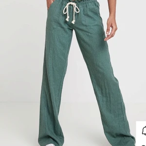 Gröna vida linnebyxor - Säljer mina gröna linnebyxor i s då jag köpte m istället så har två🫶.