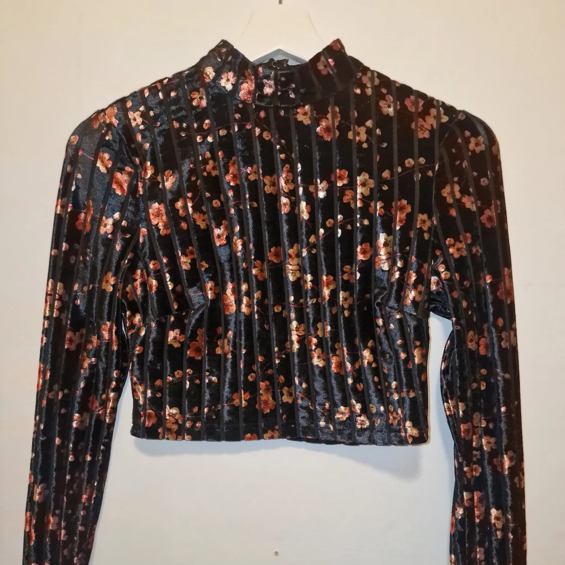 Svart blommig crop topp