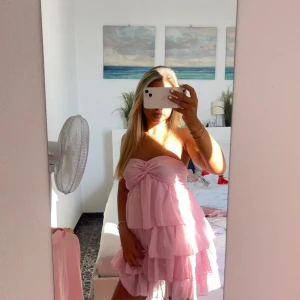 Rosa volangklänning  - Supersöt rosa kortklänning med volanger.