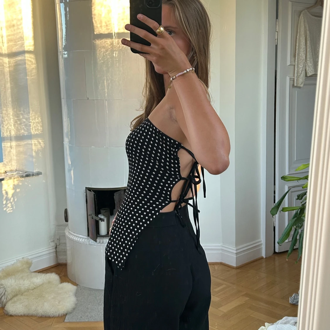 Svart prickig tubtopp med öppen rygg