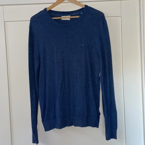 Blå stickad tröja från Lindbergh - Snygg blå stickad tröja från Lindbergh i storlek S. 