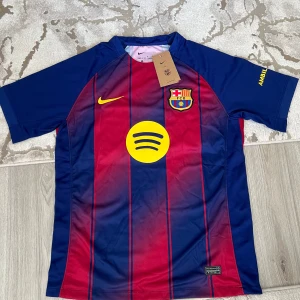 FC Barcelona hemmatröja 25-26 - Säljer en officiell FC Barcelona hemmatröja 25-26 storlek M. 