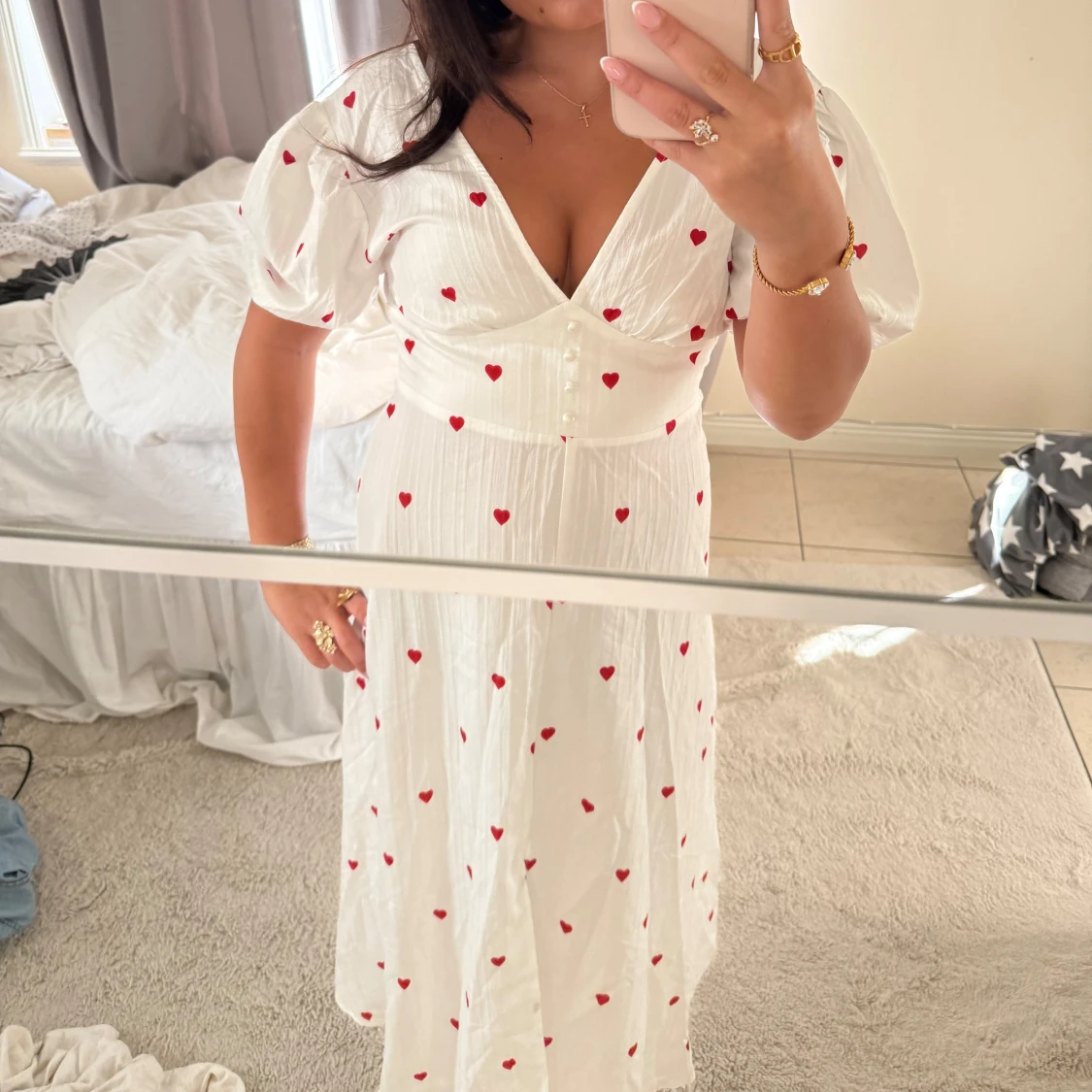 Vit långklänning med röda hjärtan