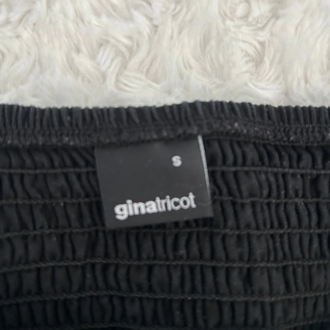 Svart blus med puffärmar Gina Tricot - 1