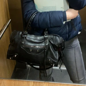 Svart handväska - Köpt på plick för ett halvår sen, för 500kr men vet inte nypriset eller märket på den tyvärr. Jag har använt den mycket under tiden ja haft den men tröttnat på den nu… 