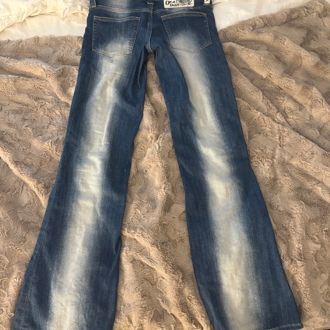 Blå bootcut jeans från Cheap Monday - 2