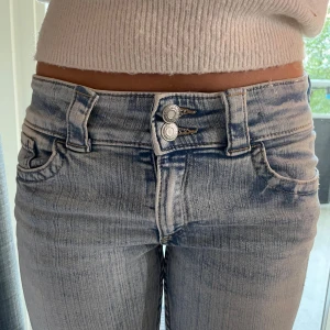 Low waist bootcut jeans ljusblå - Lågmidjade ljusblåa jeans från hm som är utsvängda☺️☺️Storlek xs eller ca 25/32, passar någon som är 165 eller kortare. Skriv för fler bilder eller frågor 