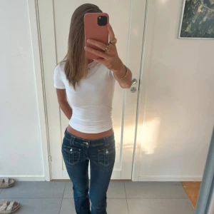 Jeans  - Jättefina gina jeans som nya! Fickorna är vanliga där bak. Säljer då de va för små på mig, köpt från en annan tjej. Pris kan diskuteras vid snabb affär