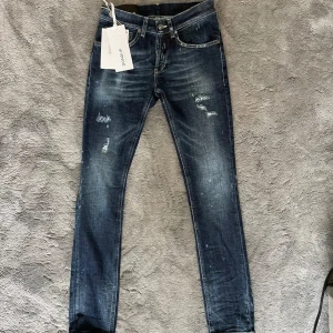 Dondup jeans helt nya - Tja! Säljer nu dessa helt sprillans nya dondup jeansen! Jeansen är i den populära modellen George skinny fit och har extremt snygga slitningar samt tvätt! Storlek 28, tags följer med vid köp!