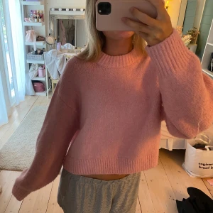 Stickad tröja - Supermysig rosa stickad tröja I croppad passform, tröjan är i storlek XL pga passformen men skulle säga att den sitter som en S eller M, använd endast fåtal gånger!💕