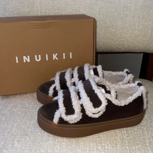 Bruna Inuikii sneakers - Helt slutsålda bruna Inuikii sneakers i storlek 39. Helt oanvända. Säljer då de tyvärr va för små för mig
