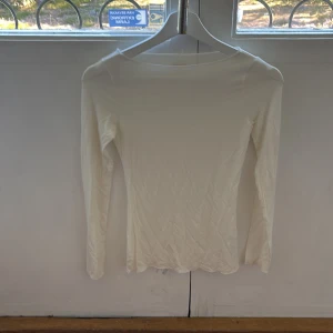 Vit långärmad tröja från Intimissimi - Superskön och tunn vit långärmad tröja från Intimissimi i ultralätt material med kashmir. Tröjan har en enkel och clean design med rundad hals och smal passform, perfekt att styla med jeans eller kjol. Materialet är mjukt och lyxigt. Den är knappt använd så mycket bra skick 