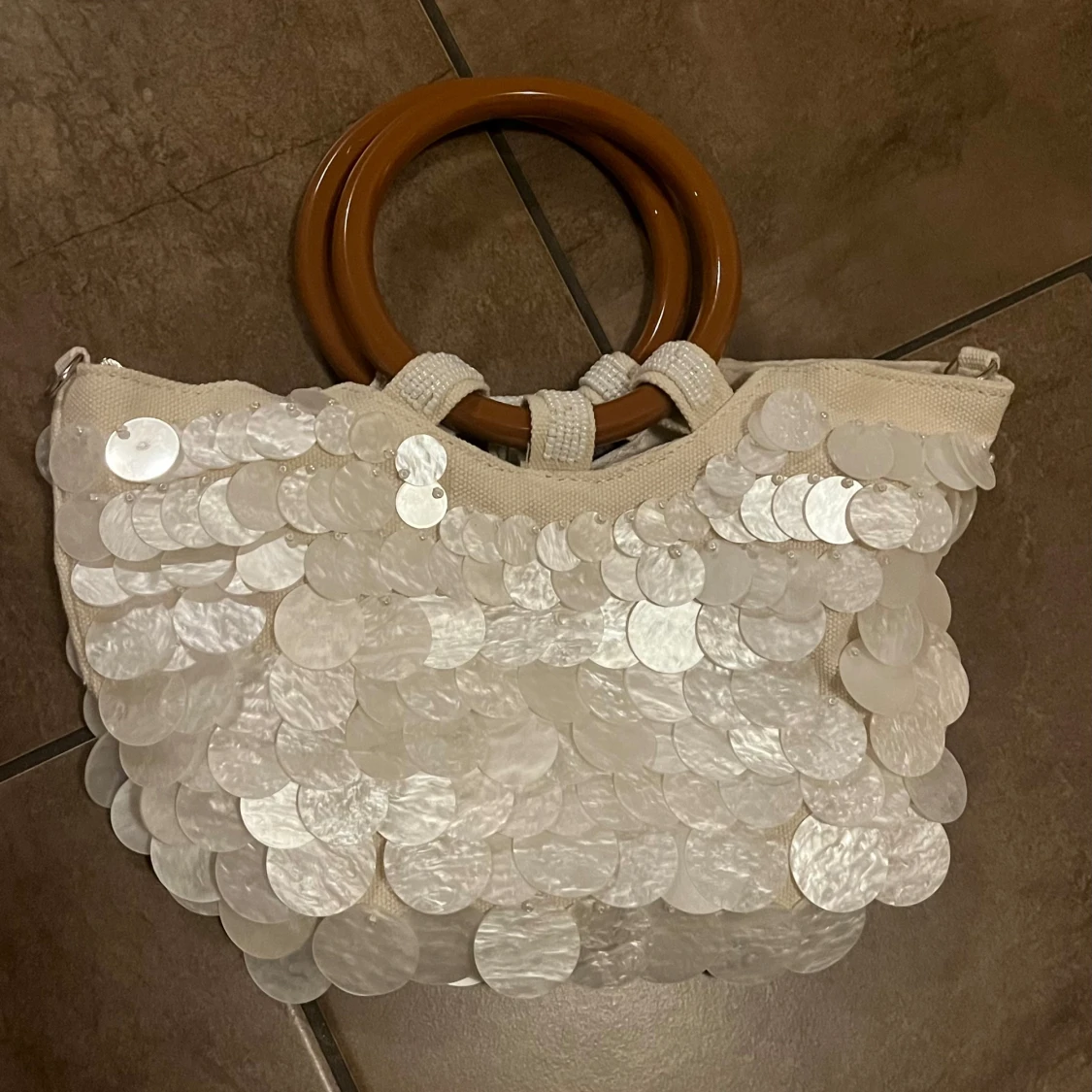 Vit handväska med snäck paljetter - 1