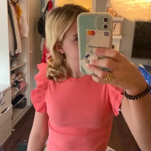 Rosa/Korall volangtop från Zara - Säljer en superfin rosa/korall topp från Zara i storlek M💓