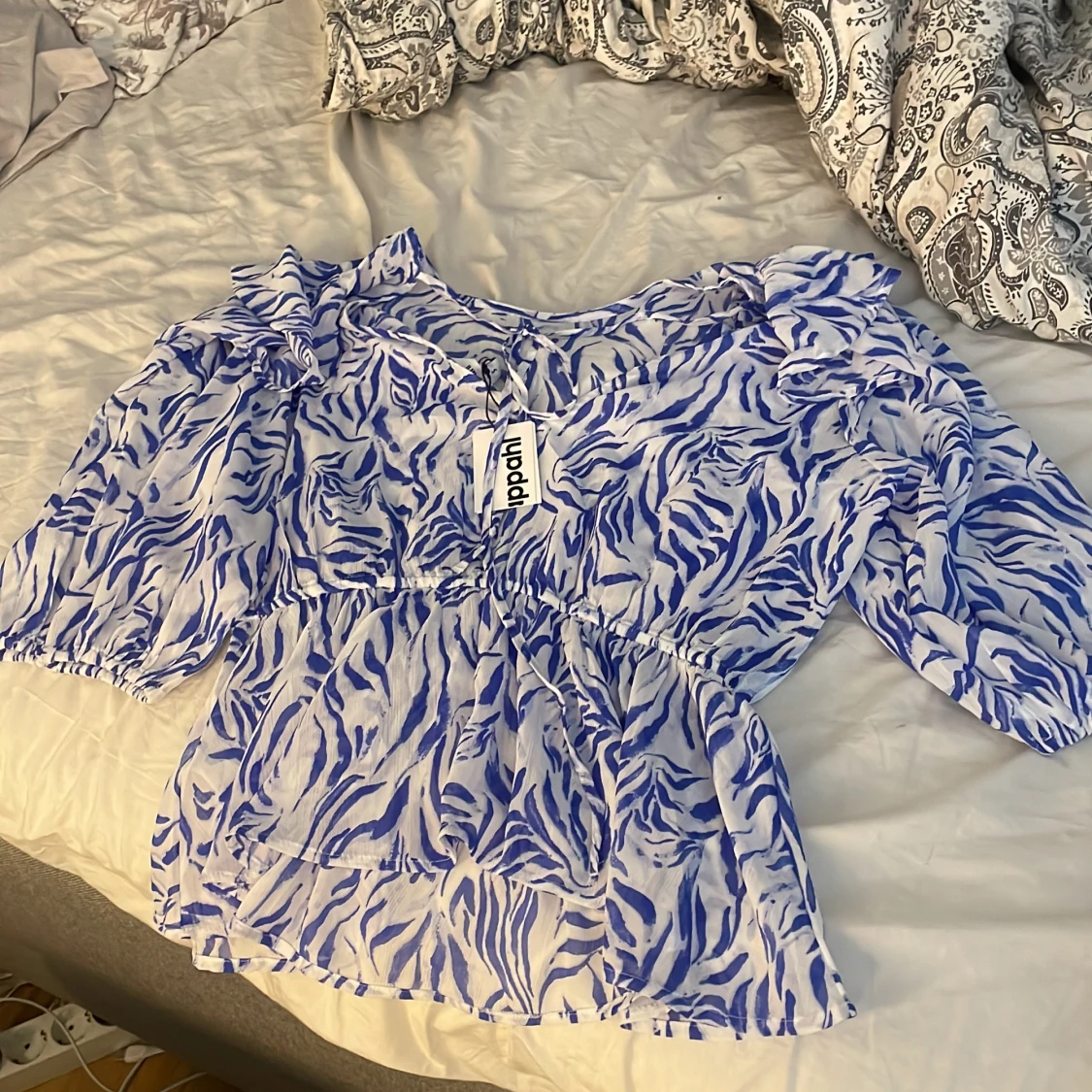 Blåvit zebramönstrad blus från Kappahl  - 1
