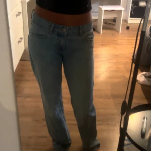snygga ljusblåa jeans från nelly - Jättesnygga blåa jeans från nelly. Storlek 36, passar mig som brukar ha xs/s